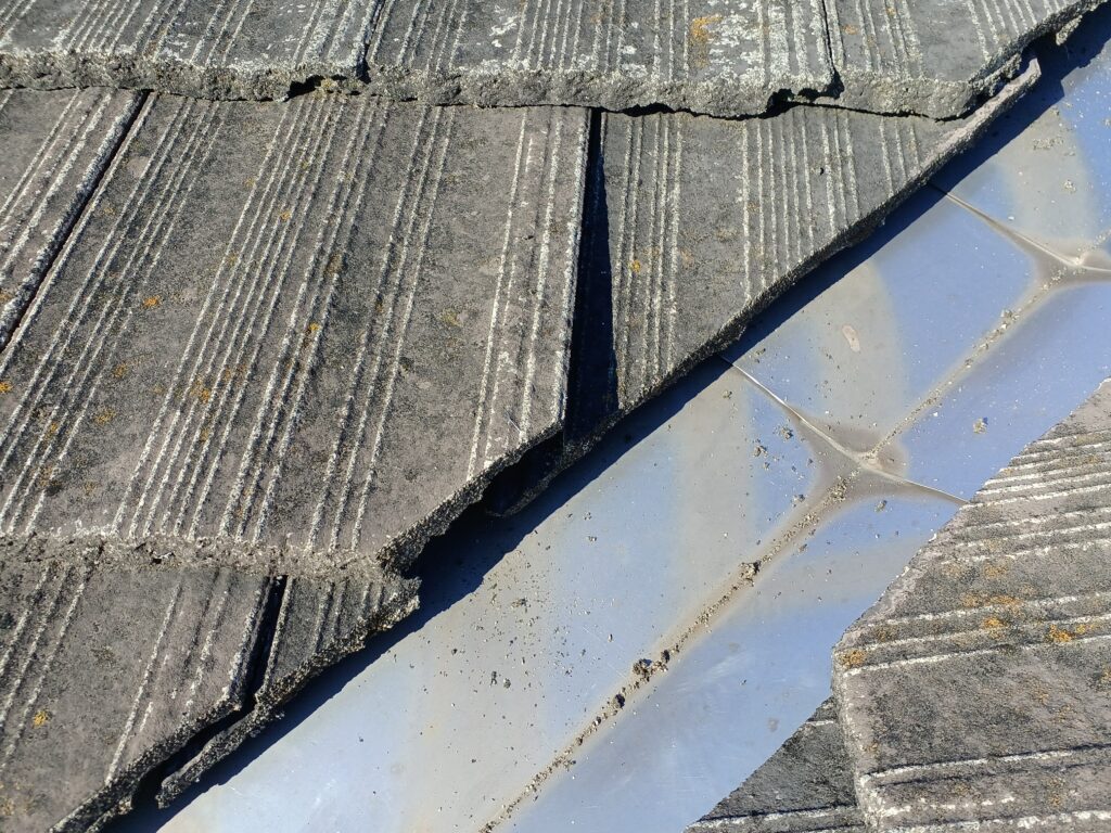 谷板金廻りのカット瓦が下がってしまっています。