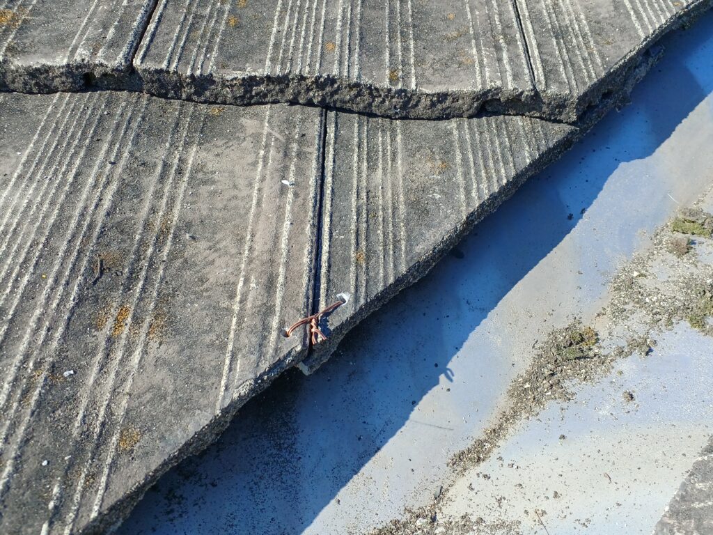 谷板金廻りのカット瓦は銅線にて隣瓦と縛り、下がらないように施工を行いました。