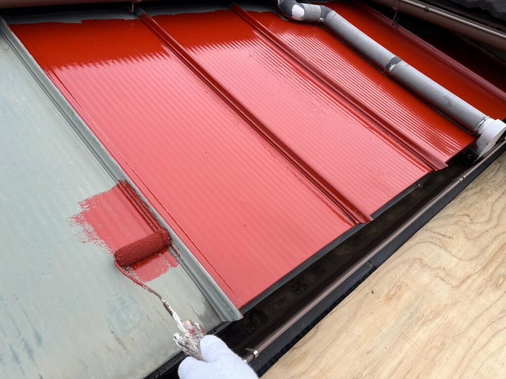 板金屋根の錆止めを塗り中です。