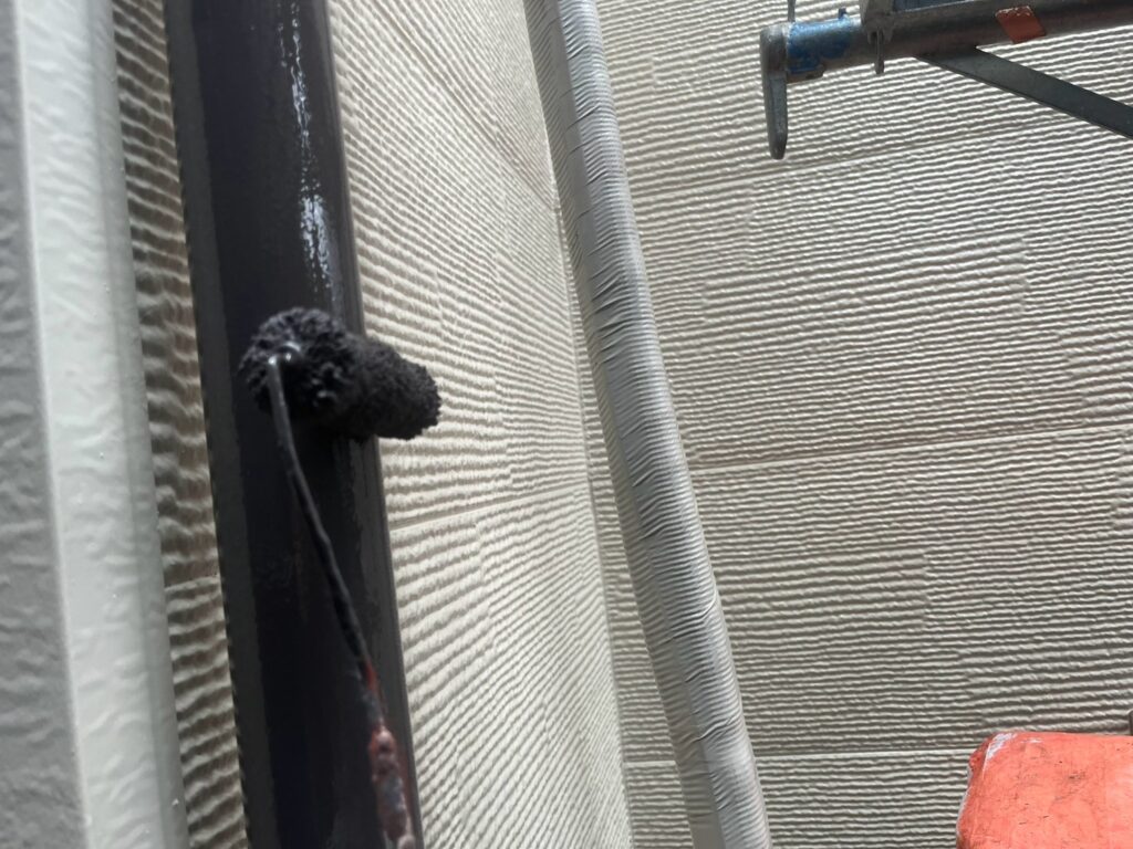 雨樋(竪樋)を塗装中です。