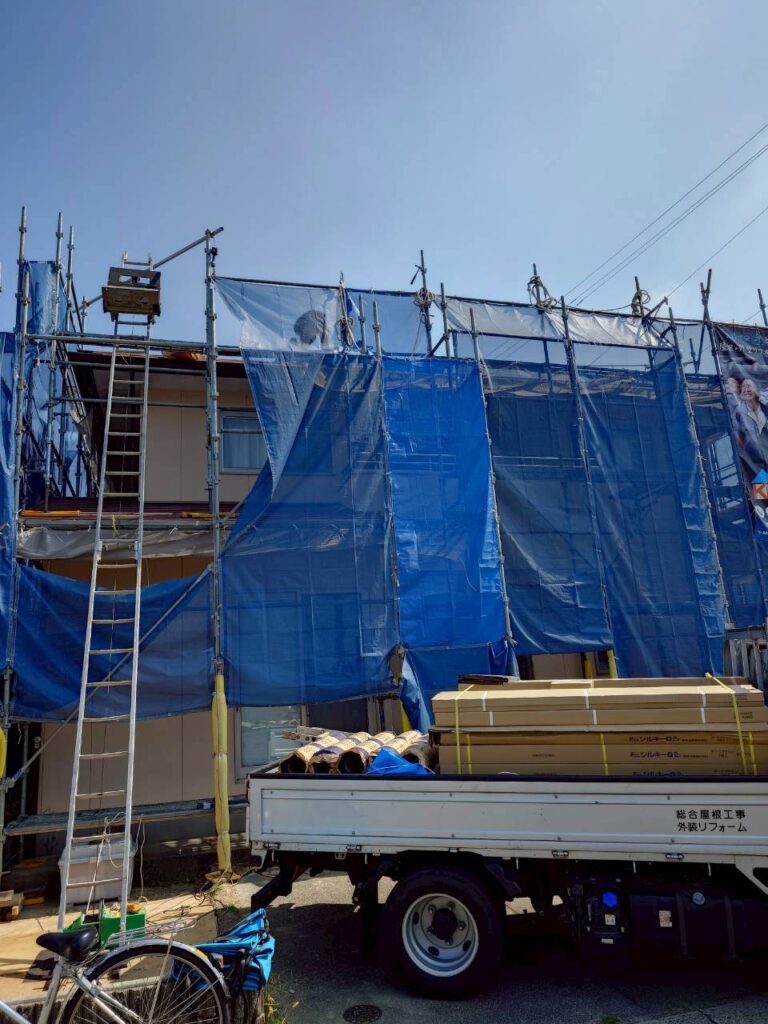 屋根工事開始です。荷揚げ機設置、部材搬入です。