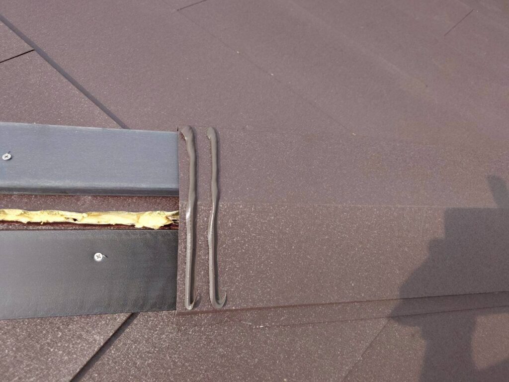 各板金の重ね部は雨水の侵入を防ぐ為に、コーキング二重施工を行っています。