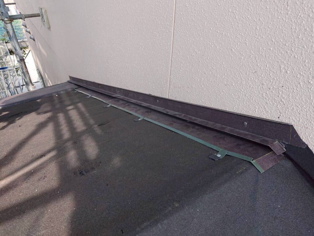 壁際の板金を取付ました。万が一雨水が浸入しても軒側(雨樋)へ雨水が流れていく構造になっています。