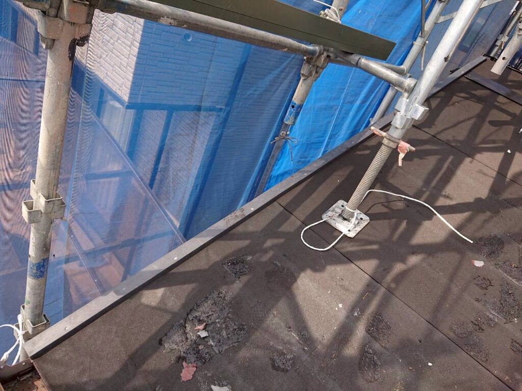 ケラバ部の下地を取付ました。こｔらも腐らない樹脂木を使用しています。