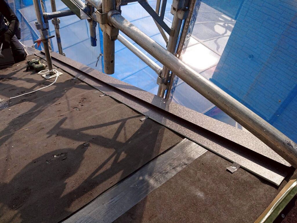 ケラバ板金を取付ました。万が一雨水が浸入しても軒側(雨樋)へ雨水が流れていく構造になっています。