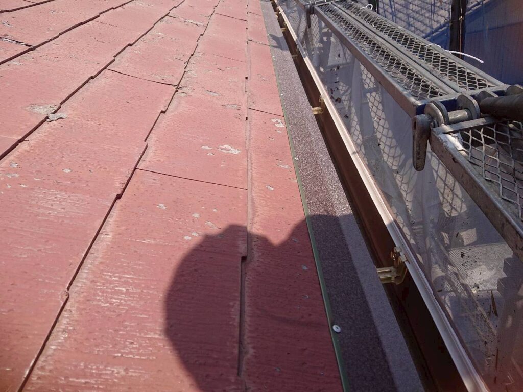 カバー屋根材本体を引掛けて浮き上り防止をする役割の軒先スターターを取付ました。
