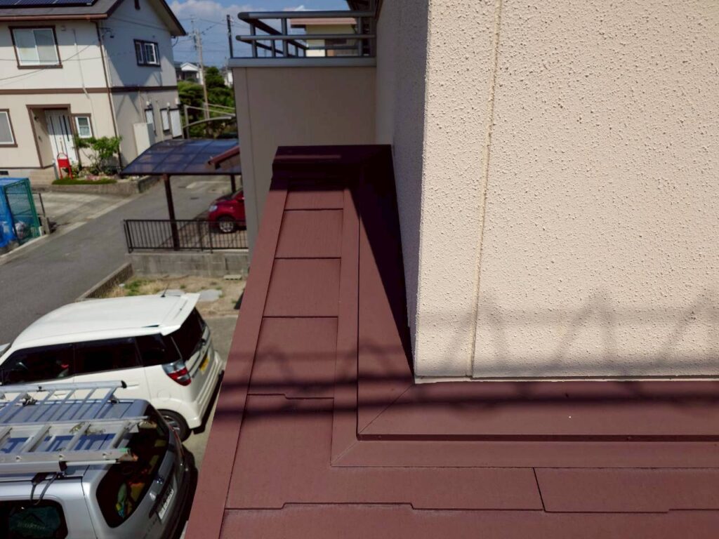 玄関屋根の様子です。