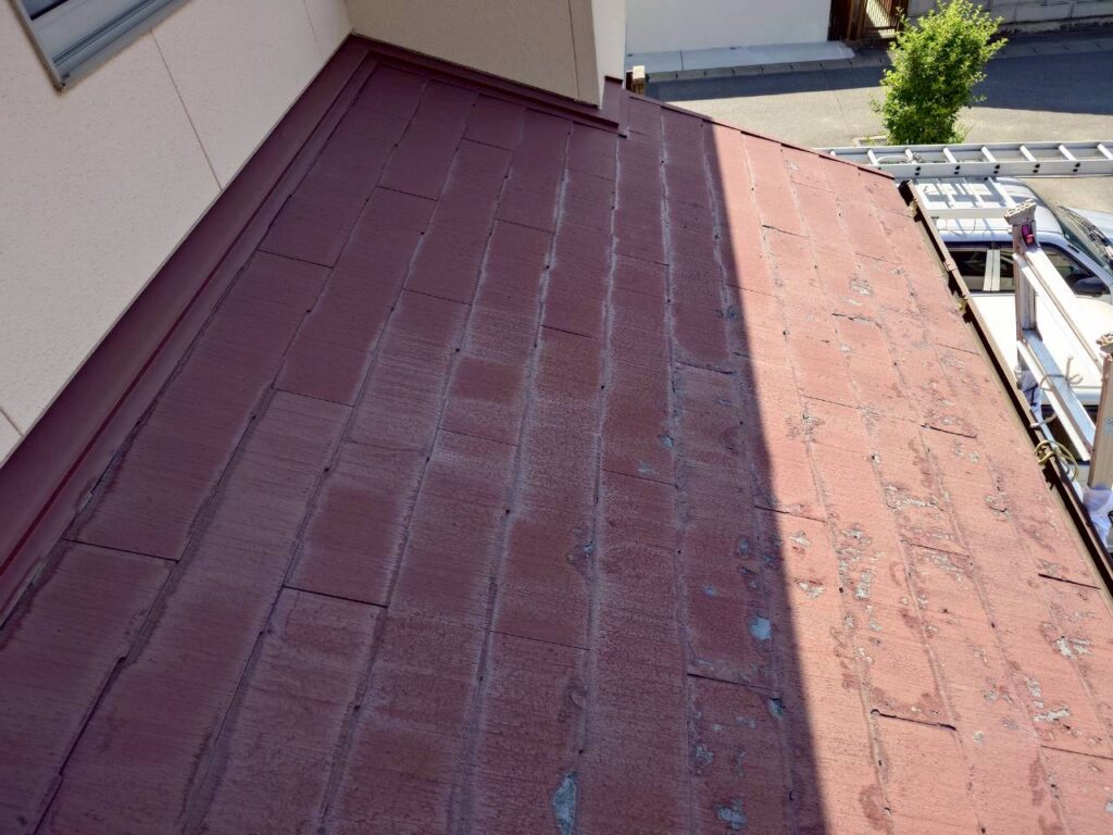 下屋根も大屋根同様に屋根材の表面が剥離しています。