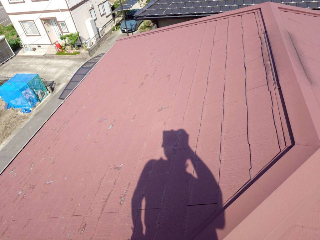 全体的に屋根材の上面が剥離しています。