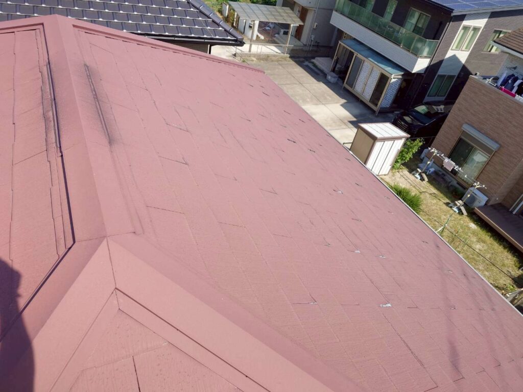 剥離は放置してしまうと更に剥離が進み、雨を吸ってしまい雨漏りのリスクが増えてしまいます。