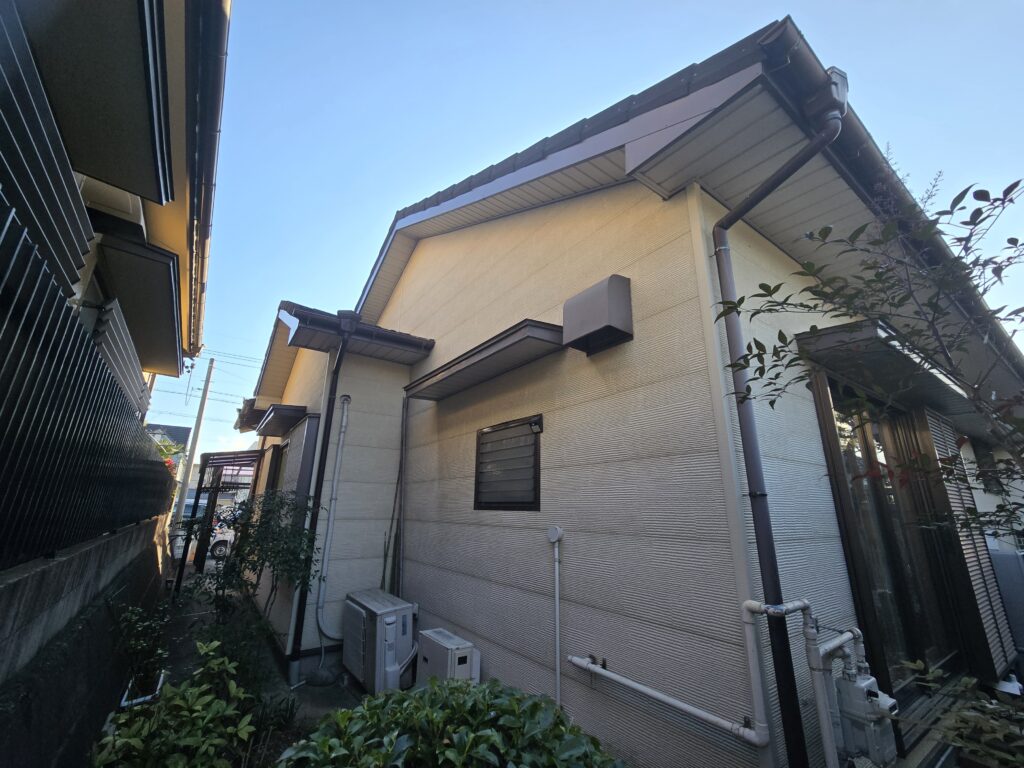 塗装前の建物の様子です。チョーキング現象が出ています。