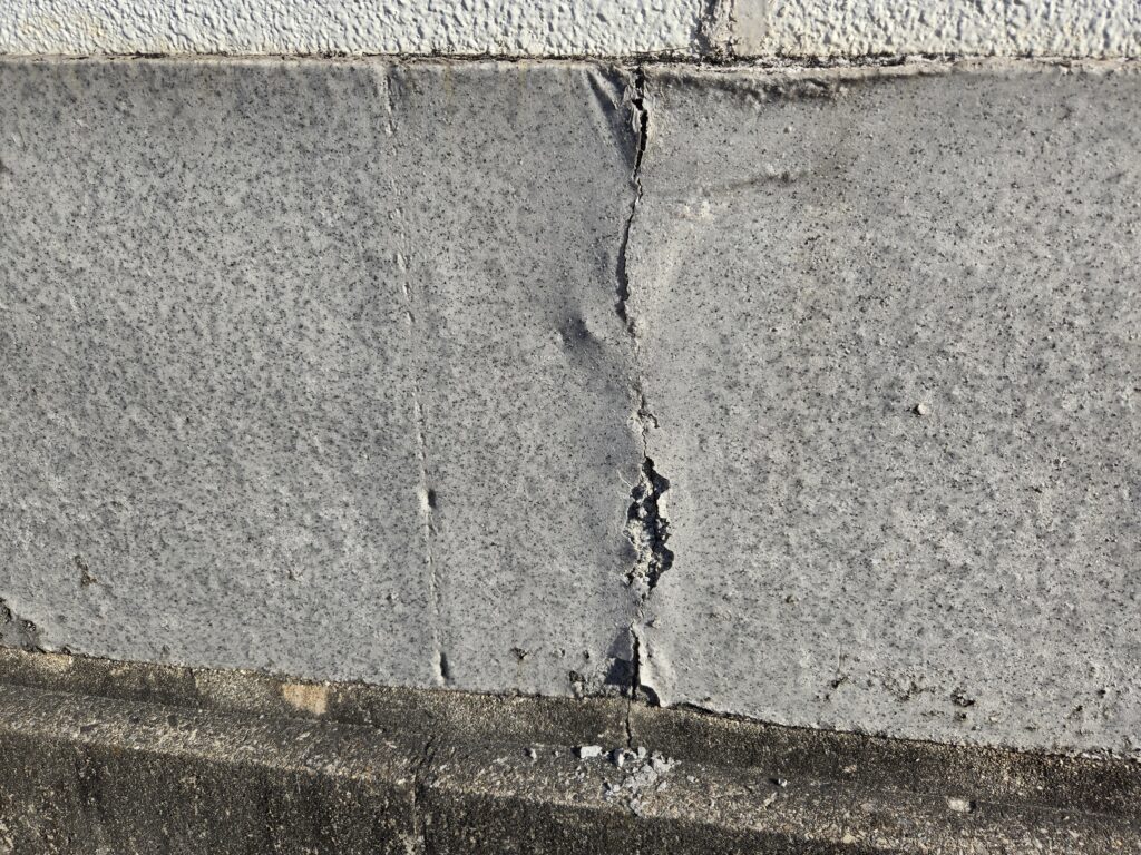 塀のモルタル部の塗膜が剥がれています。