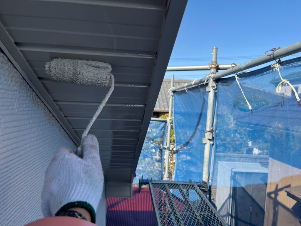 軒天塗装中です。