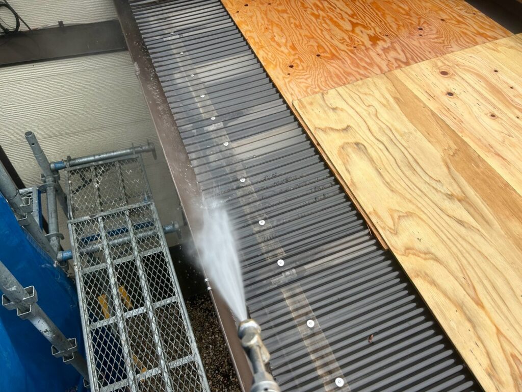 雨樋も高圧洗浄にてキレイにしています。