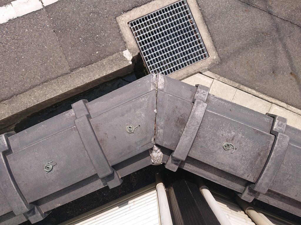 塀上の瓦繋ぎ部の漆喰が剥がれてしまっています。