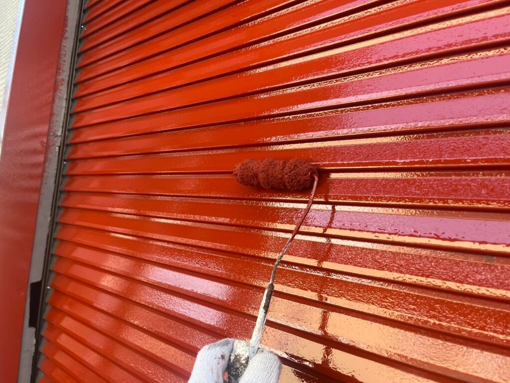 雨戸を塗装中です。まずは錆止めを塗っていきます。