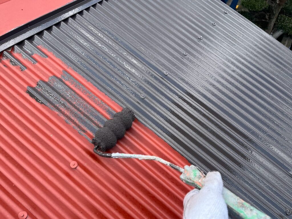 小屋の屋根トタンを塗装中です。