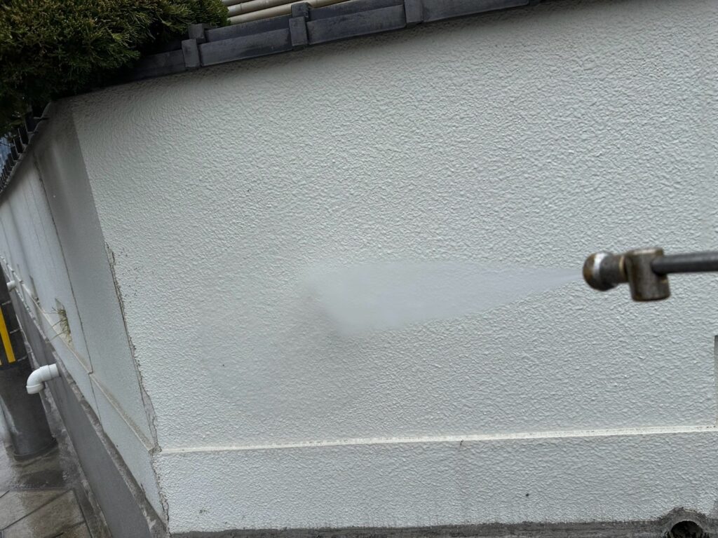 塀の高圧洗浄を行っています。