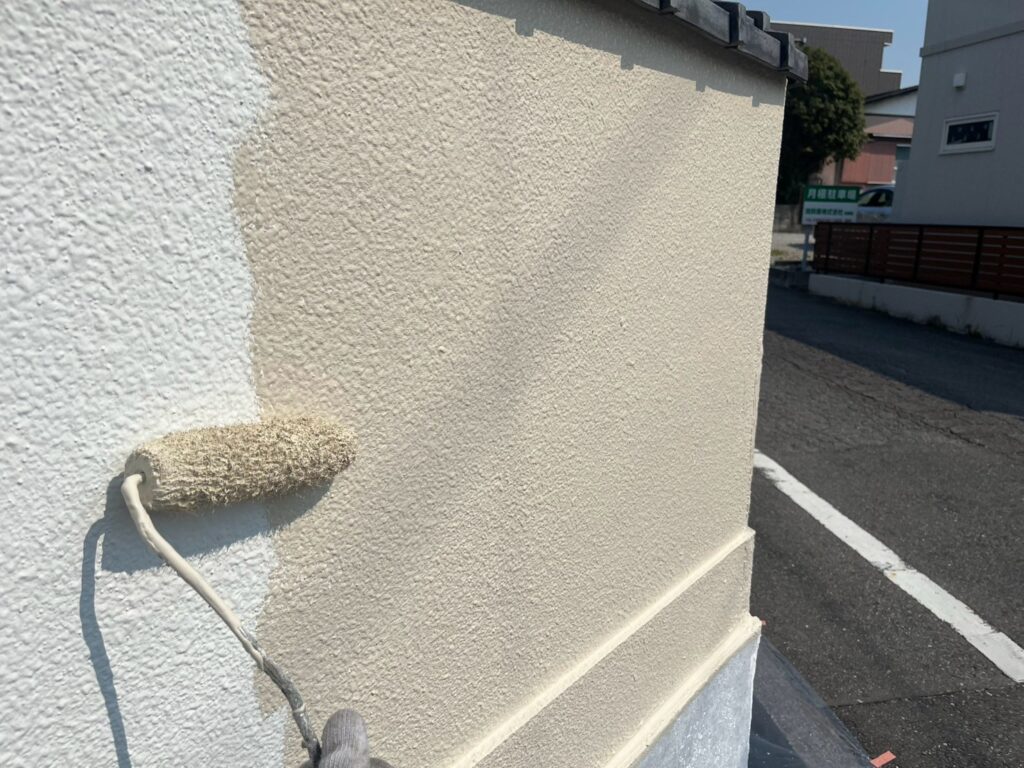 塀塗装。下塗り後に中塗り中です。