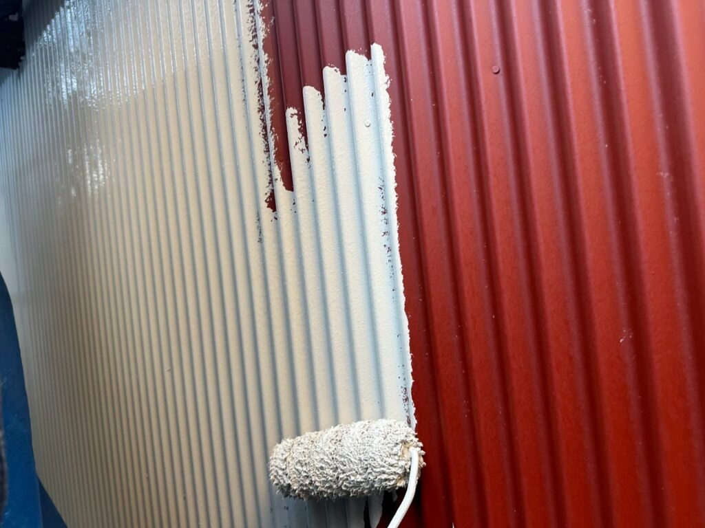 小屋の外壁トタンを塗装中です。