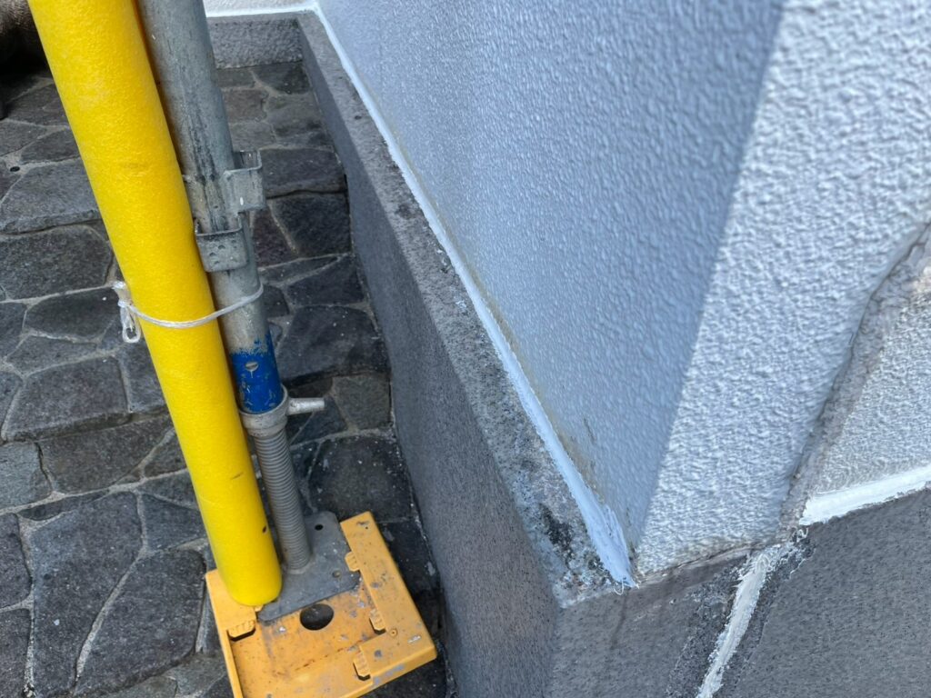 塀の取り合い部をコーキング施工を行いました。