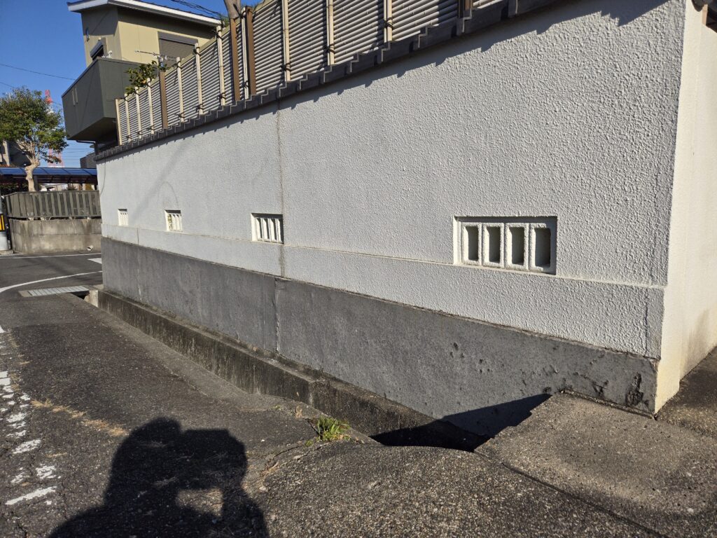 塗装前の塀の様子です。