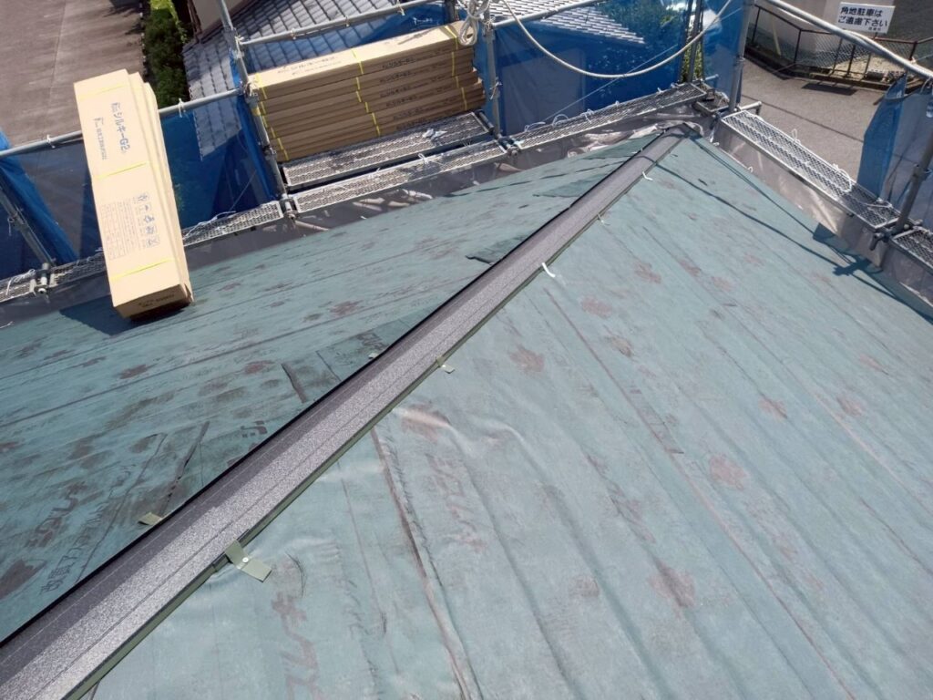 工程②
防水粘着ルーフィング貼りを行いました。
工程③
隅棟部は万が一雨水が浸入しても軒側(雨樋)へ流れていくように捨水切板金を取付ました。