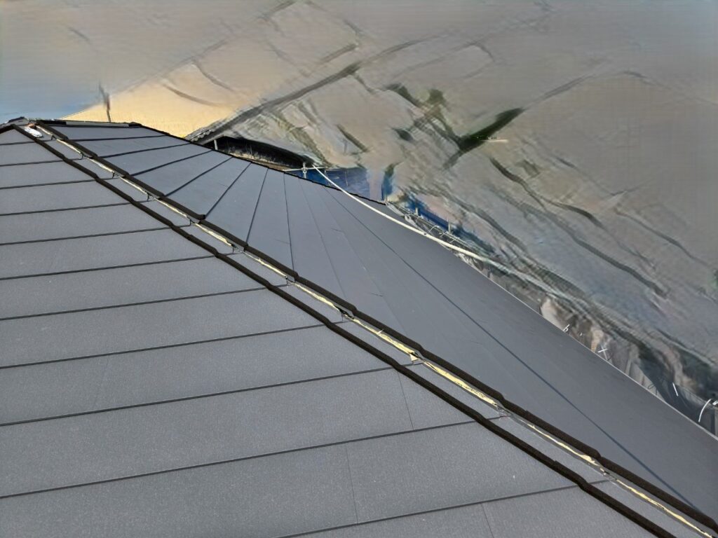 工程⑤
棟部防水シーラー取付。
棟包み板金下地の下にはシーラーを貼り、雨水侵入防止対策を行っています。