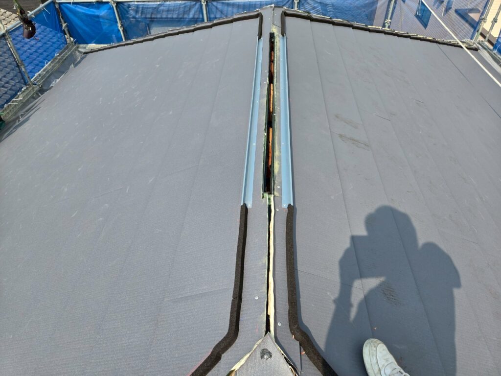 工程⑥
棟換気開口開け
棟換気を取付けることによって、小屋裏の熱気逃がしや湿気を逃がす効果があります。