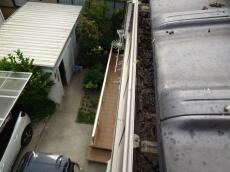 雨樋（軒樋）の中にも鳩糞が大量に入っていますので、今回は太陽光パネルや屋根上、雨樋の清掃と合わせて対策ネットを取り付けていきます。