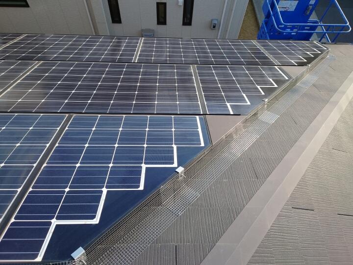 西尾市 H様邸｜太陽光パネル下の鳩侵入を防ぐステンレス網の設置工事