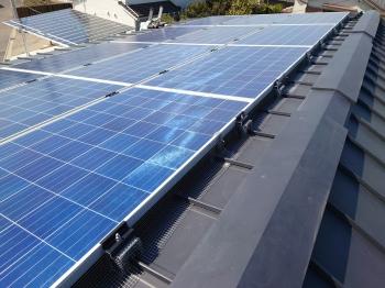 ステンレス網を設置したことで鳩は太陽光パネルの下には入れなくなりました。
今後巣を作られることもなくなることでしょう。