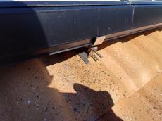 まずはステンレス網を取り付けるためのステンレス金具を屋根瓦に取り付けていきます。
軒側、棟側はこちらの金具を使用しています。