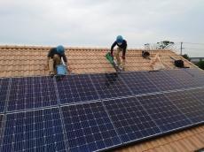 鳩の糞で汚れた屋根瓦を放置していると、尿酸やアンモニアなどの強い酸性成分により屋根瓦を侵食・劣化させ、傷んだ箇所から雨漏りに繋がったりと非常に危険です。