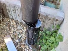 竪樋が鳩糞で詰まっていましたので、竪樋をカットして清掃を行っております。