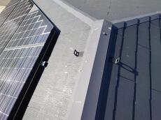 鳩の糞には尿酸など強い酸性の成分が含まれており、これが長期にわたり屋根材に付着することで、屋根材の劣化を早める危険性があります。