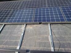 こちらが太陽光パネル下の清掃後のお写真です。
堆積していた鳩糞が綺麗に除去されました。