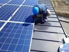 清掃後はステンレス製の網を引っ掛けるステンレス金具を太陽光パネルに取り付けていきます。