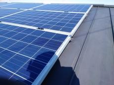 ステンレス金具の取り付け後に、太陽光パネルの四方に侵入防止のステンレス製の網を設置します。