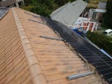 太陽光パネルを取り外すと、鳩の巣や大量の糞が屋根上にありました。