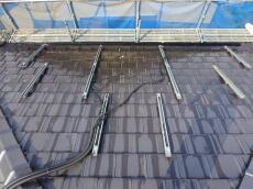 鳩糞の除去後は屋根瓦上を高圧洗浄機を使って洗浄しております。