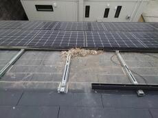 施工に移っていきます。
最初に太陽光パネルを外すと鳩糞が大量に堆積しておりました。