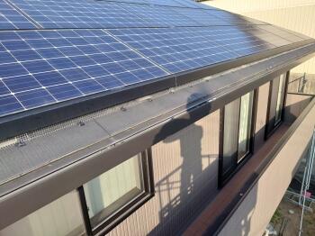 こちらが施工後の南面･軒側お写真です。
高耐久のステンレス網の取り付けが完了しました。
