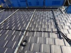 高圧洗浄機による洗浄後の御写真です。
鳩糞を綺麗に清掃したうえでネットの設置に取り掛かってまいります。