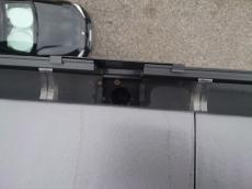 軒樋の中にも鳩糞が確認できましたので、今回は丁寧に清掃を行ったうえで鳩が侵入しないよう対策を行っていきます。