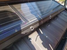 太陽光パネル復旧後、鳩の侵入対策工事に取り掛かってまいります。
まずは樹脂製ネットを引っ掛けるためのクリップを専用の接着剤にて取り付けていきます。