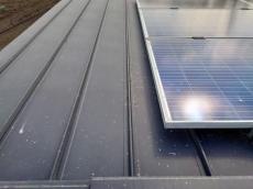 鳩の糞を放置したままだと屋根材の劣化を早める危険性があります。