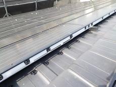 頑丈に取り付けたクリップに樹脂製ネットを取り付け、鳩の侵入対策工事が完了となります。