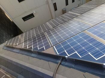 金具と網は頑丈に固定されておりますので、強風時にもビクともしない構造で安心です。
