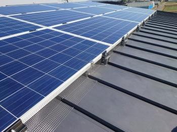 こちらが施工後のH様邸屋根の御写真です。
太陽光パネルの四方に鳩の侵入対策ステンレス網を取り付けました。